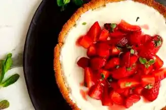 Nefis Badem Unlu Çilekli Tart Tarifi