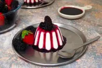 Nefis Böğürtlen Soslu Panna Cotta Tarifi