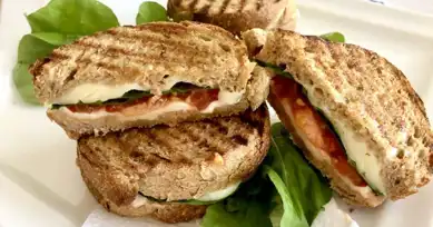 Nefis Domatesli Rokalı Tost Tarifi