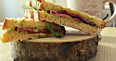 Ezine Peynirli Pesto Soslu Füme Et Tostu