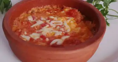 Güveçte Kaşarlı Menemen: Fırında Lezzet Şöleni