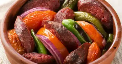 Nefis Güveçte Sucuk Tarifi