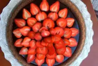 Çikolata Soslu Çilekli Tart Tarifi