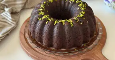 Yumuşacık Çikolata Soslu Kakaolu Kek Tarifi