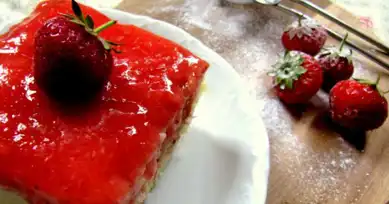 Çilekli Islak Kek Tarifi
