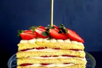 Nefis Çilekli Pasta Tarifi
