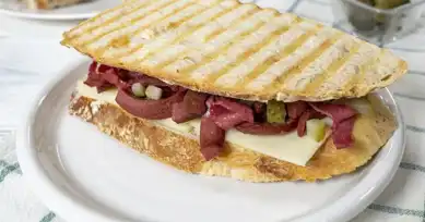 Bol Kaşarlı Lezzet Patlaması: Süper Tost Tarifi!