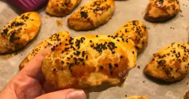 Krem Şantili Salçalı Poğaça Tarifi