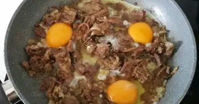 Nefis Kavurmalı Yumurta Tarifi