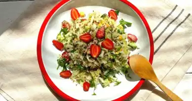 Yazın Lezzeti: Kinoalı Çilekli Salata Tarifi