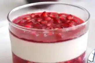 Hafif ve Lezzetli İki Renkli Narlı Muhallebi Tarifi