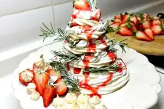 Yılbaşı İçin Özel: Çam Ağacı Şeklinde Pavlova