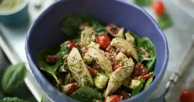 Nefis Pesto Soslu Tavuk Salatası Tarifi