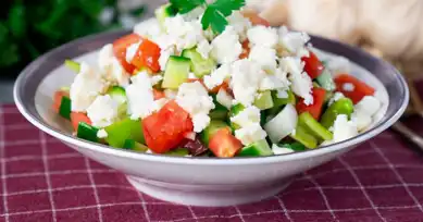 Nefis Peynirli Salata Tarifi