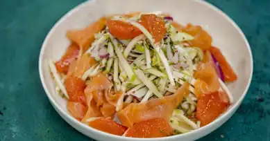 Pratik ve Lezzetli Somon Fümeli Kereviz Salatası Tarifi