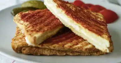 Özel Peynirli Tost Tarifi