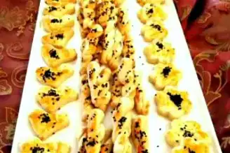 Kıyır Kıyır Ev Yapımı Tuzlu Kuru Pasta Tarifi
