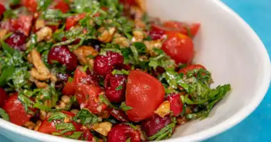 Lezzetli Vişne ve Domates Yaz Salatası Tarifi