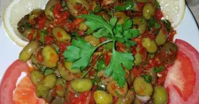 Efsanevi Yeşil Zeytin Salatası Tarifi