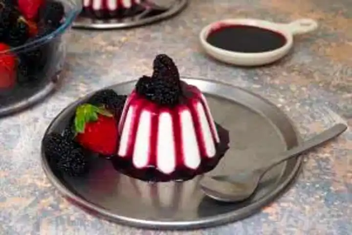 Nefis Böğürtlen Soslu Panna Cotta Tarifi