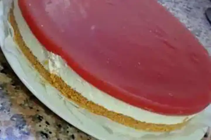Nefis Çilekli Labneli Cheesecake Tarifi