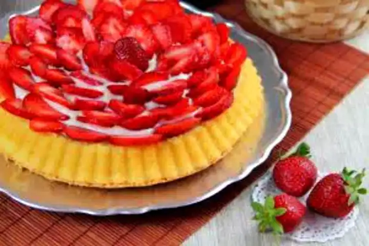 Nefis Çilekli Turta Tarifi