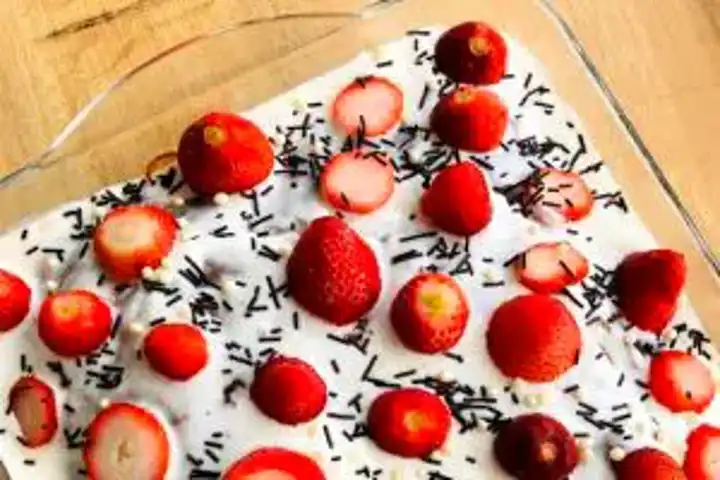 Nefis Çilekli Yaz Pastası Tarifi