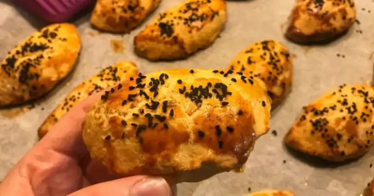 Krem Şantili Salçalı Poğaça Tarifi