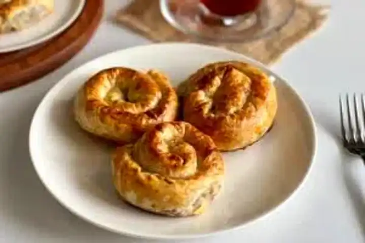 Nefis Kıymalı Gül Böreği Tarifi
