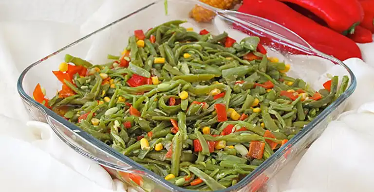 Lezzetli Köz Biberli Taze Fasulye Salatası Tarifi