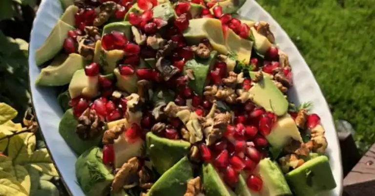 Nefis Narlı Avokado Salatası Tarifi