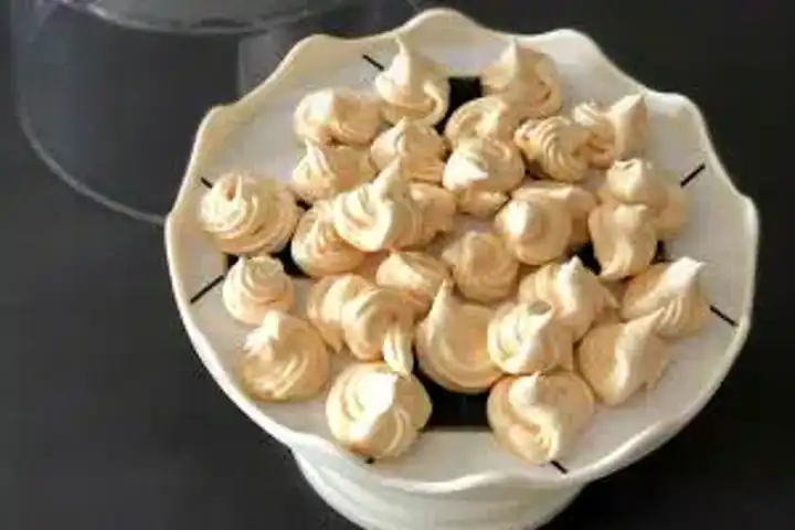 Ev Yapımı Pastane Usulü Beze Tarifi