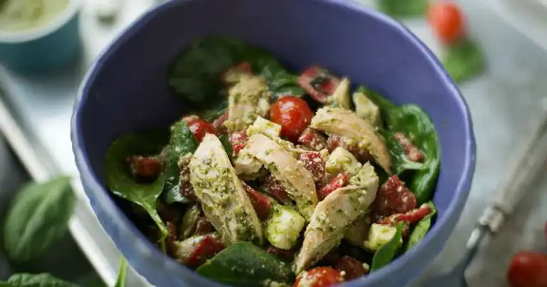 Nefis Pesto Soslu Tavuk Salatası Tarifi