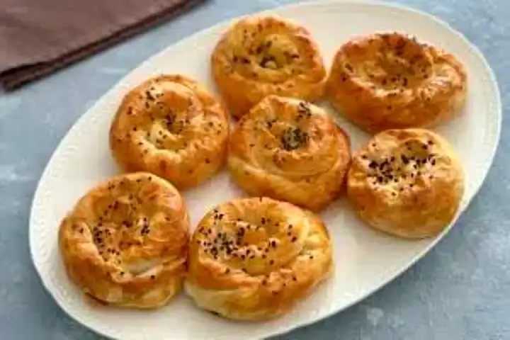 Nefis Peynirli Gül Böreği Tarifi