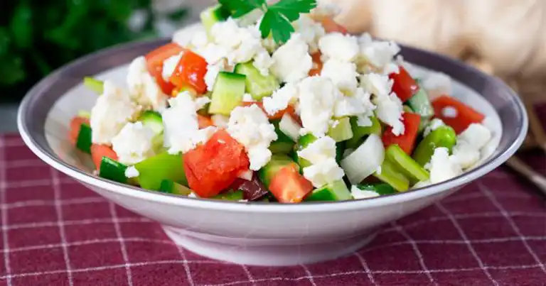 Nefis Peynirli Salata Tarifi